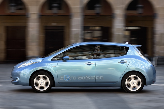 Nissan LEAF azul perfil