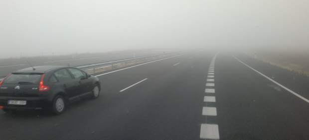 La niebla dificulta la visibilidad en una carretera.