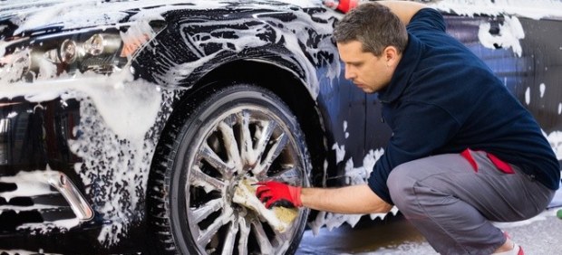 Limpiar coche a mano 