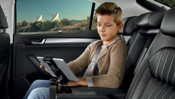 Un niÃ±o observa su tableta durante un viaje en coche