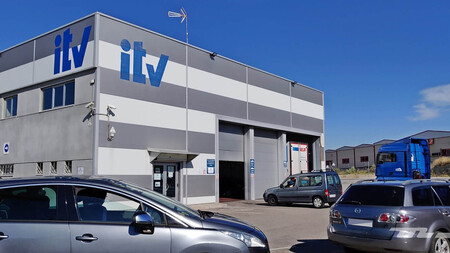 Coches pasando la ITV