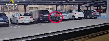 No se te ha caído nada, es un viejo truco que usan los ladrones para robarte en el coche y que sigue funcionando. Se llama 
