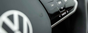 Varios conductores se unen contra Volkswagen y demandan a la marca. ¿El motivo? Activan sin querer el control de crucero al aparcar
